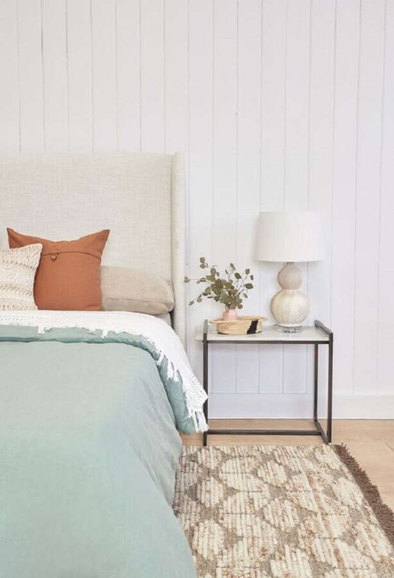 7. Decora&ccedil;&atilde;o de quarto de casal com mesa de cabeceira minimalista quadrada &ndash; Foto: Lulu & Georgia