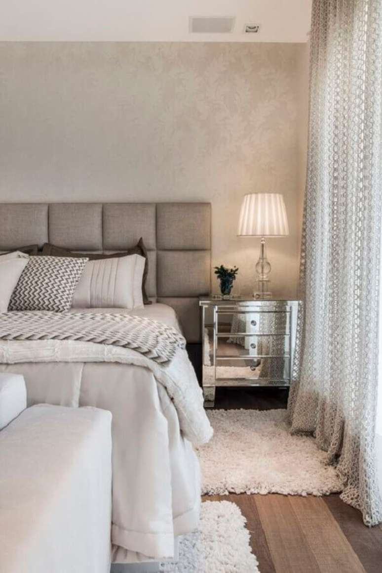 6. A mesa de cabeceira com gavetas ajuda na organiza&ccedil;&atilde;o do quarto &ndash; Foto: Pinterest