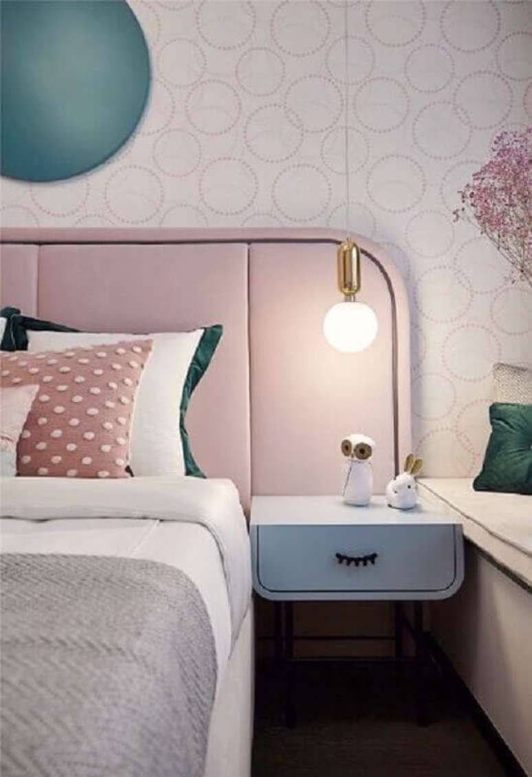 14. Decora&ccedil;&atilde;o em tons past&eacute;is para quarto feminino com mesa de cabeceira diferente e divertida &ndash; Foto: Fashionismo