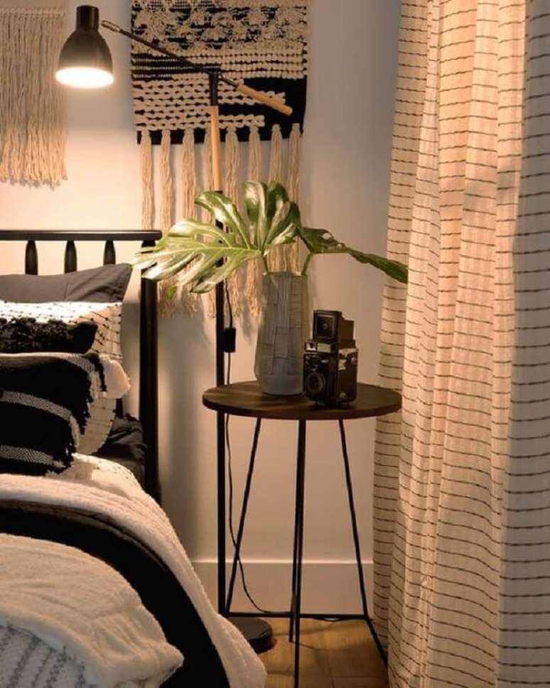 23. Mesa de cabeceira preta redonda para decora&ccedil;&atilde;o de quarto de casal &ndash; Foto: Pinterest