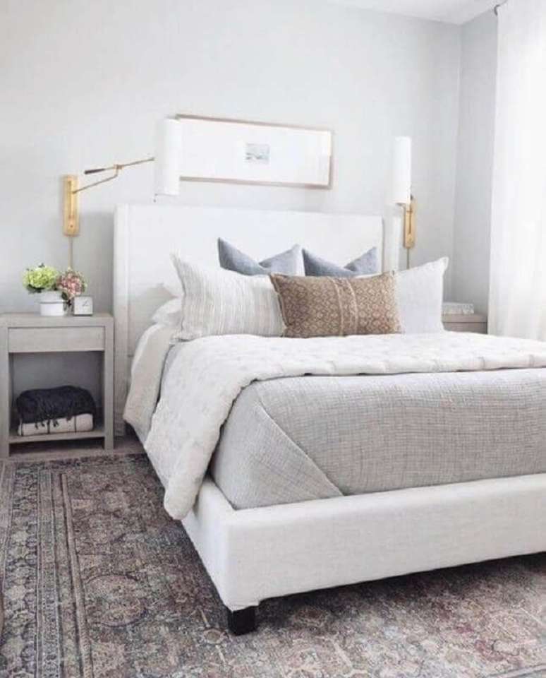 26. Quarto cinza e branco decorado com modelo simples de mesa de cabeceira de cama &ndash; Foto: Pinterest