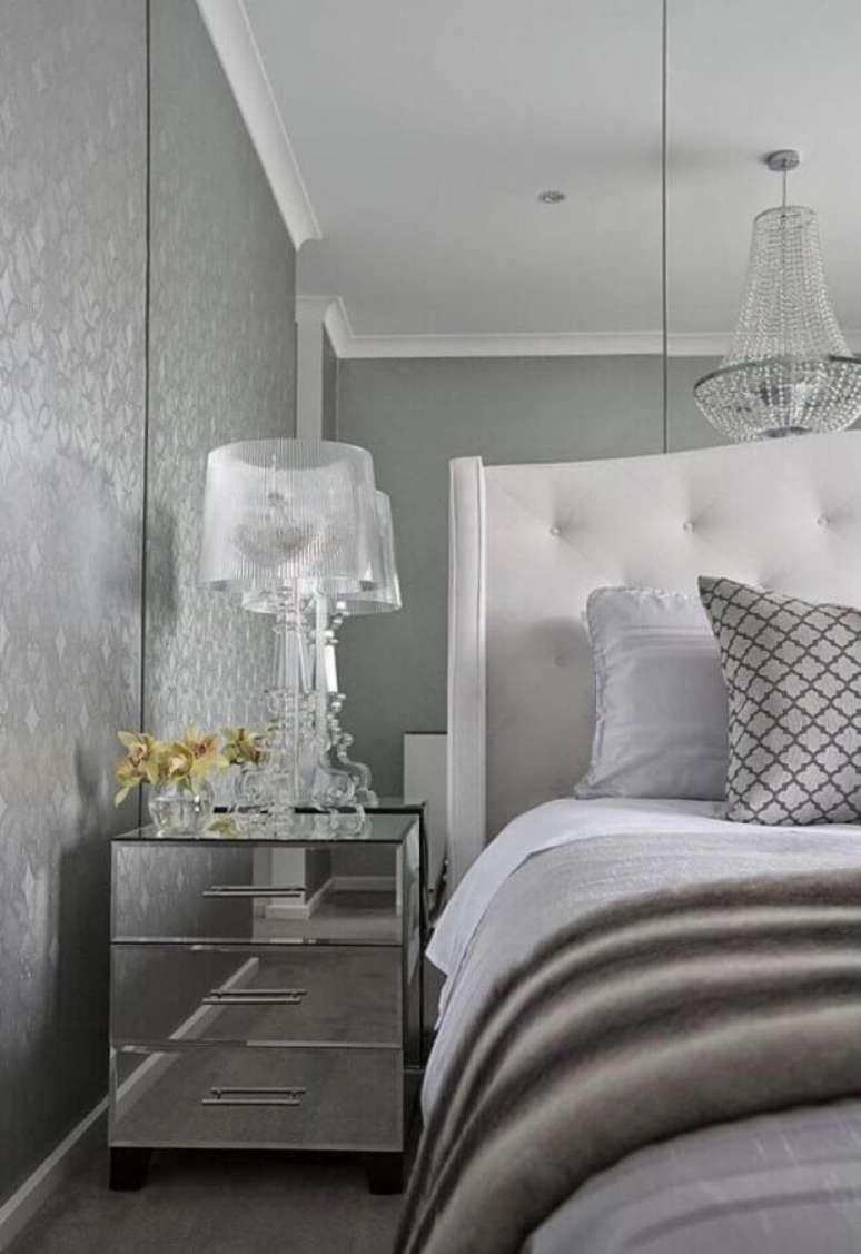 27. Quarto cinza sofisticado decorado com parede e mesa de cabeceira espelhada &ndash; Foto: Casa Tr&egrave;s Chic