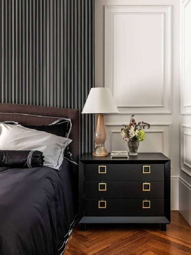 30. Decora&ccedil;&atilde;o sofisticada para quarto de casal com mesa de cabeceira preta com gavetas &ndash; Foto: Apartment Therapy