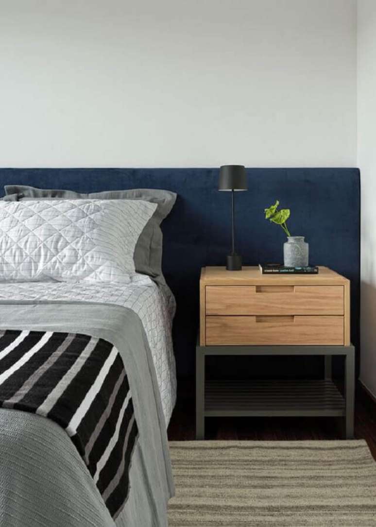 31. Decora&ccedil;&atilde;o de quarto de casal com mesa de cabeceira madeira com design moderno &ndash; Foto: Casa de Valentina