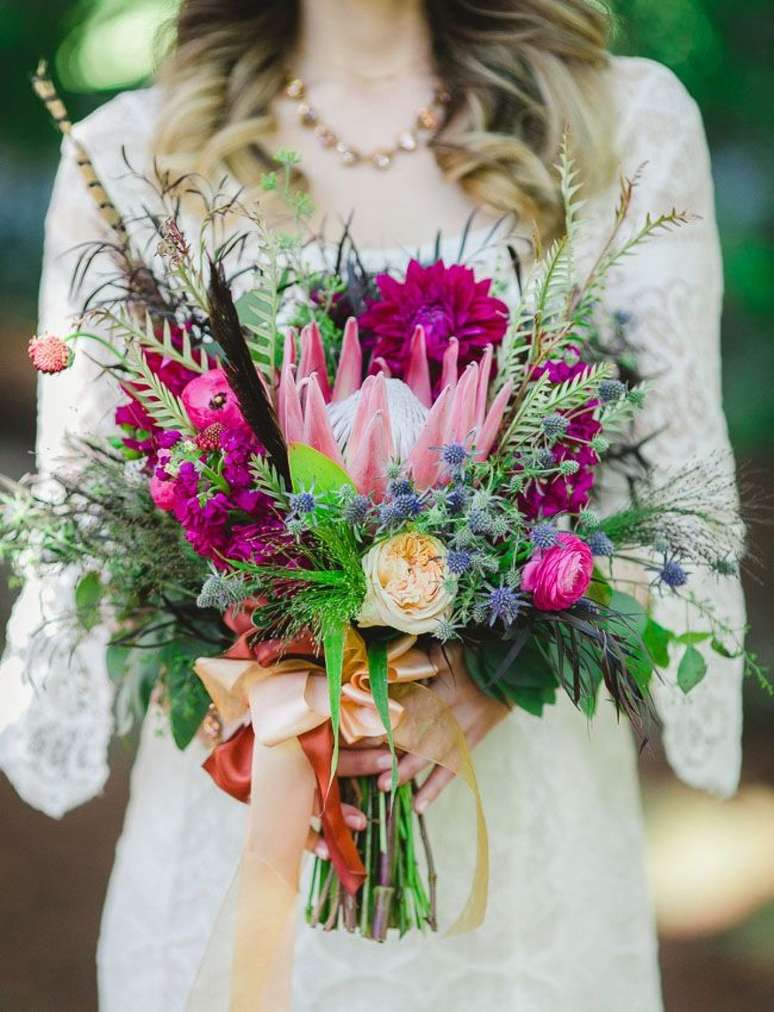 11. Buquê de flores exóticas como protea, rosa inglesa e camélias – Via: Pinterest