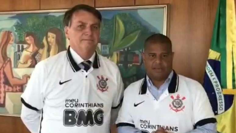 Marcelinho Carioca presenteou Bolsonaro com uma camisa do Corinthians