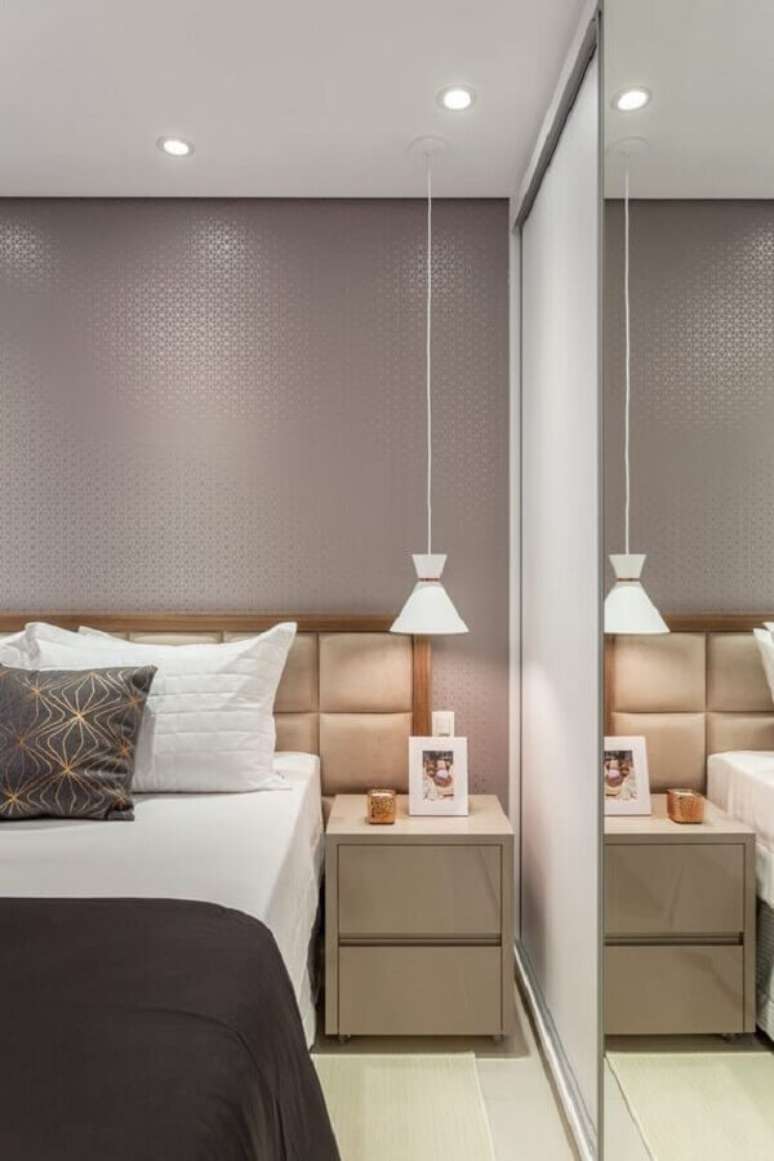 37. Decora&ccedil;&atilde;o de quarto de casal com mesa de cabeceira pequena com gavetas &ndash; Foto: R&uacute;bia M. Vieira Interiores