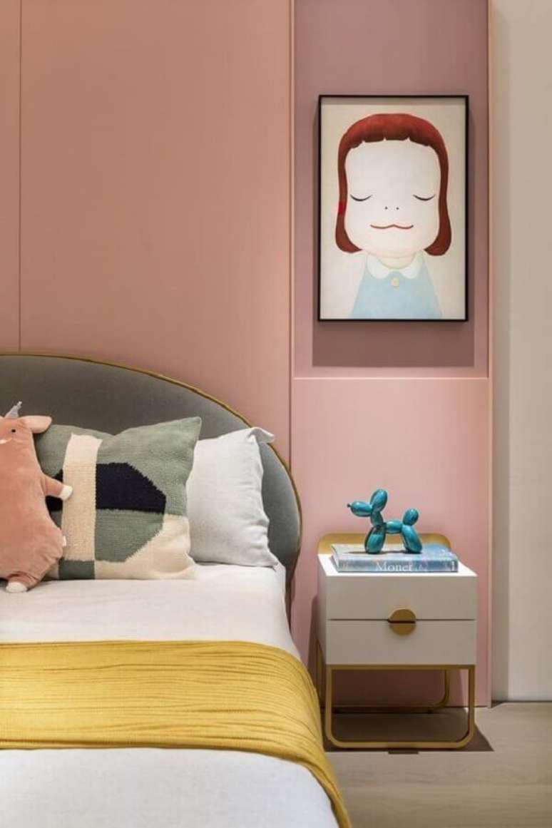 38. Modelo diferente de mesa de cabeceira de cama para quarto feminino rosa com decora&ccedil;&atilde;o moderna &ndash; Foto: Pinterest