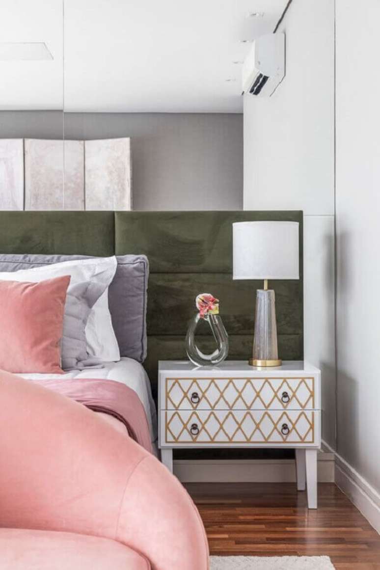 39. Os detalhes da mesa de cabeceira com gavetas faz com que ela se destaque na decora&ccedil;&atilde;o do quarto &ndash; Foto: R&uacute;bia M. Vieira Interiores