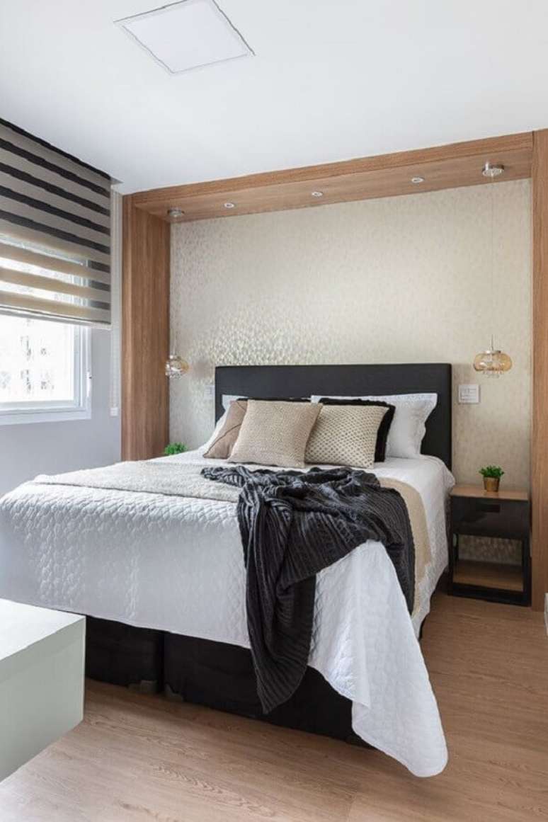 45. Mesa de cabeceira preta para decora&ccedil;&atilde;o de quarto de casal amplo e moderno &ndash; Foto: R&uacute;bia M. Vieira Interiores