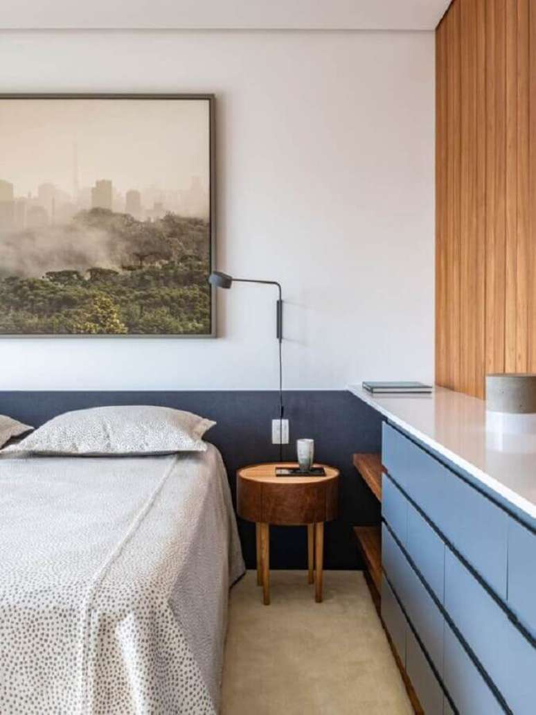 47. Mesa de cabeceira pequena de madeira para decorar quarto azul planejado &ndash; Foto: CASA100 Arquitetura