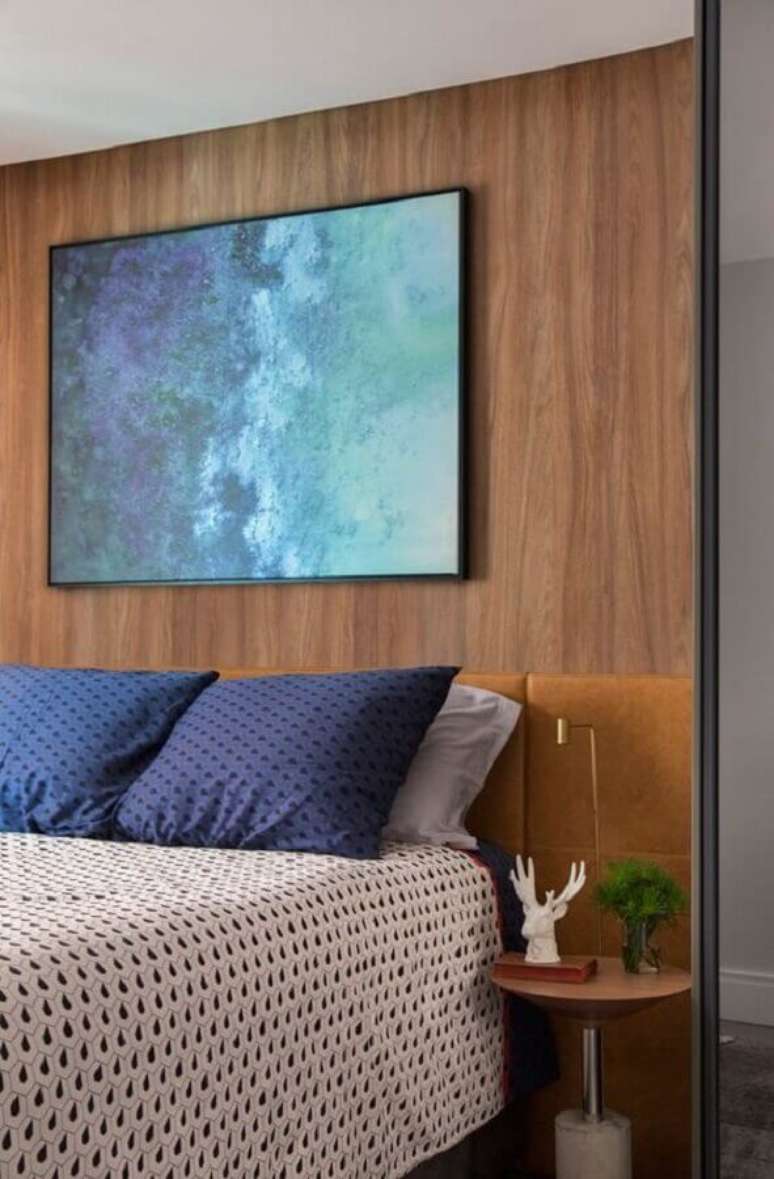 48. Decora&ccedil;&atilde;o de quarto de casal com mesa de cabeceira pequena redonda &ndash; Foto: Pinterest