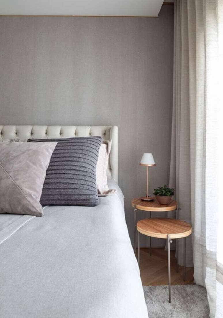 49. Quarto de casal cinza decorado com par de mesa de cabeceira redonda moderna &ndash; Foto: Casa de Valentina