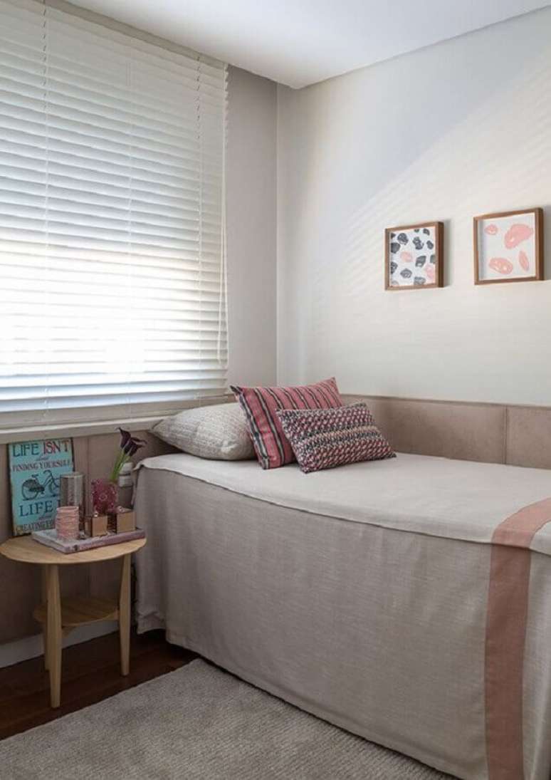 51. Quarto de solteiro decorado com mesa de cabeceira redonda de madeira &ndash; Foto: Jeito de Casa