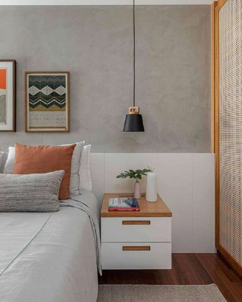 53. Mesa de cabeceira com gavetas para decora&ccedil;&atilde;o de quarto de casal moderno com parede de cimento queimado &ndash; Foto: Archilovers