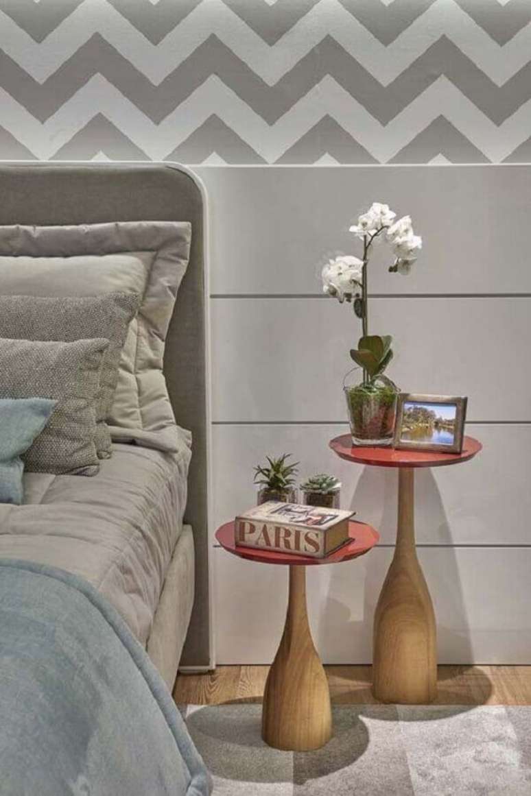 58. Conjunto de mesa de cabeceira redonda para decorar quarto de casal cinza com papel de parede chevron &ndash; Foto: Dcore Voc&ecirc;