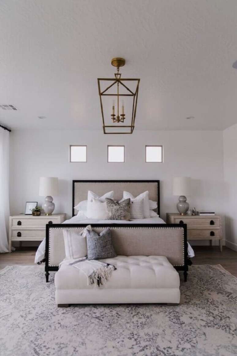 64. Quarto de casal cl&aacute;ssico decorado com mesa de cabeceira com gavetas &ndash; Foto: Apartment Therapy