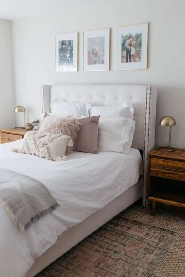 66. Quarto branco decorado com lumin&aacute;ria cobre e mesa de cabeceira madeira &ndash; Foto: Pearls & Twirls