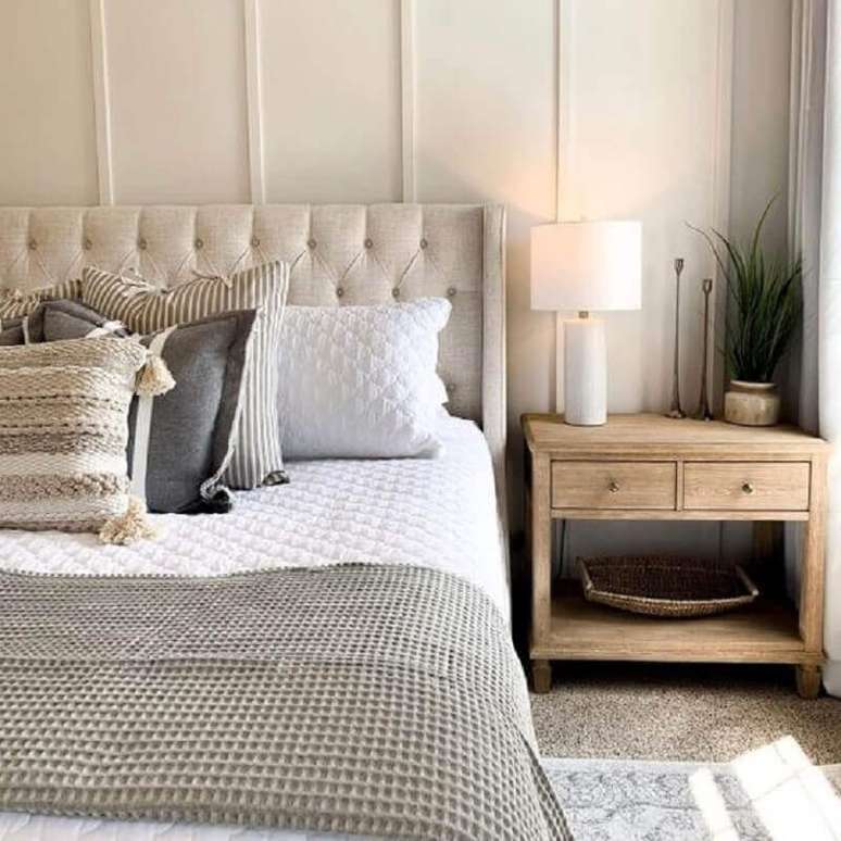 67. Mesa de cabeceira madeira com gavetas para decorar quarto de casal em cores neutras &ndash; Foto: Archzine