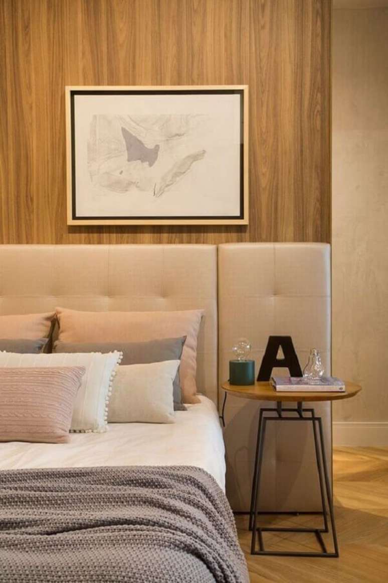 69. Estrutura moderna de mesa de cabeceira redonda para quarto de casal com parede de madeira &ndash; Foto: Casa de Valentina