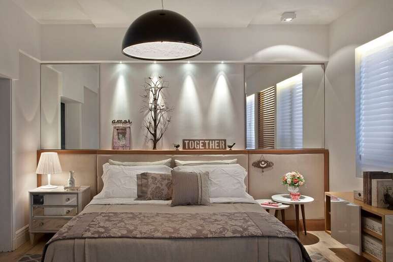 70. Decora&ccedil;&atilde;o de quarto de casal branco com dois modelos de mesas de cabeceira diferentes &ndash; Foto: Jeito de Casa