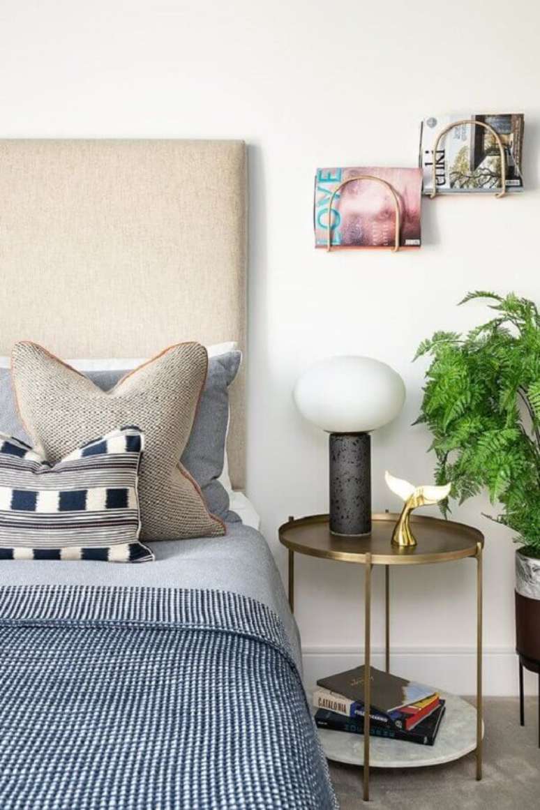 73. Mesa de cabeceira redonda dourada para decora&ccedil;&atilde;o de quarto com cabeceira estofada &ndash; Foto: Houzz