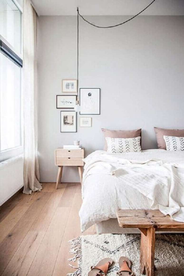 75. Quarto de casal minimalista decorado com mesa de cabeceira retr&ocirc; de madeira &ndash; Foto: Coisas da L&eacute;ia
