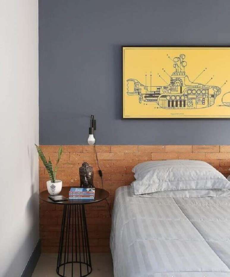 76. Mesa de cabeceira preta redonda para decora&ccedil;&atilde;o de quarto com parede cinza e com cabeceira de tijolinho &aacute; vista &ndash; Foto: Mariana Orsi