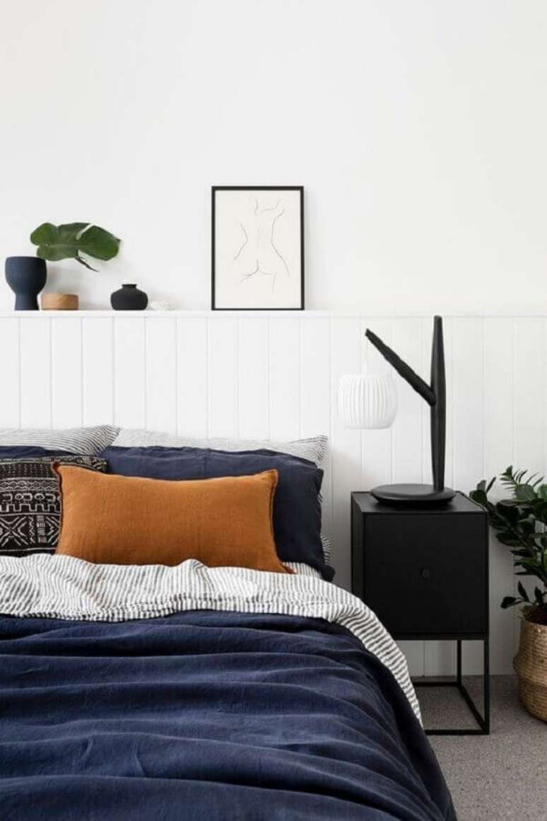 77. Mesa de cabeceira preta minimalista para decora&ccedil;&atilde;o de quarto de casal branco &ndash; Foto: Futurist Architecture