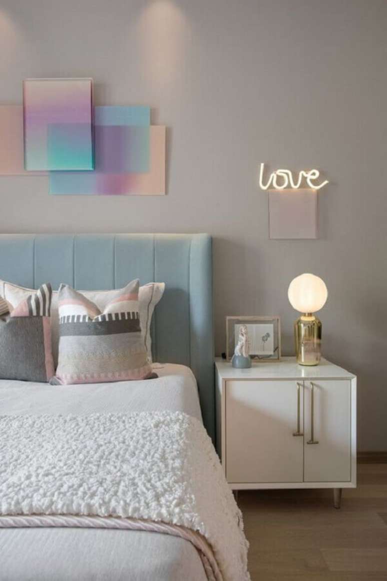 79. Mesa de cabeceira branca moderna para decora&ccedil;&atilde;o de quarto em tons past&eacute;is &ndash; Foto: Pinterest