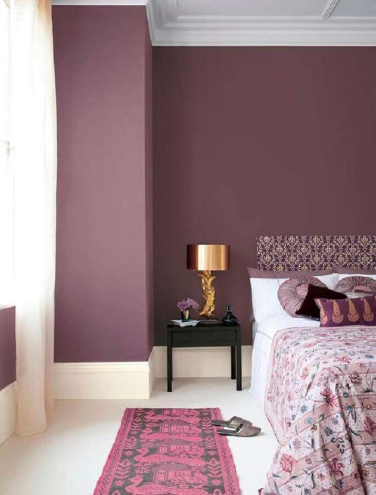 81. Quarto roxo decorado com mesa de cabeceira preta simples &ndash; Foto: Pinterest