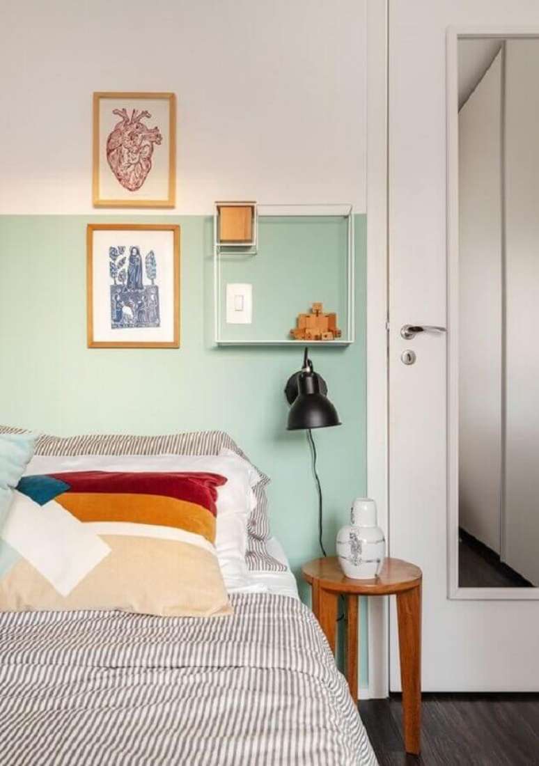 82. Decora&ccedil;&atilde;o de quarto simples com mesa de cabeceira retr&ocirc; mesa de cabeceira redonda de madeira &ndash; Foto: Hist&oacute;rias de Casa