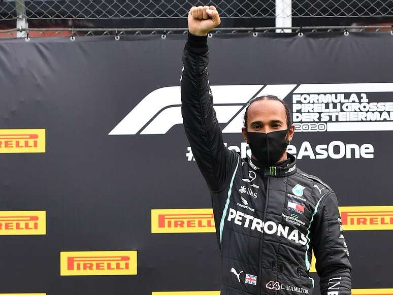 Hamilton ergue o punho cerrado no pódio do GP da Estíria. O inglês venceu e protestou no pódio 