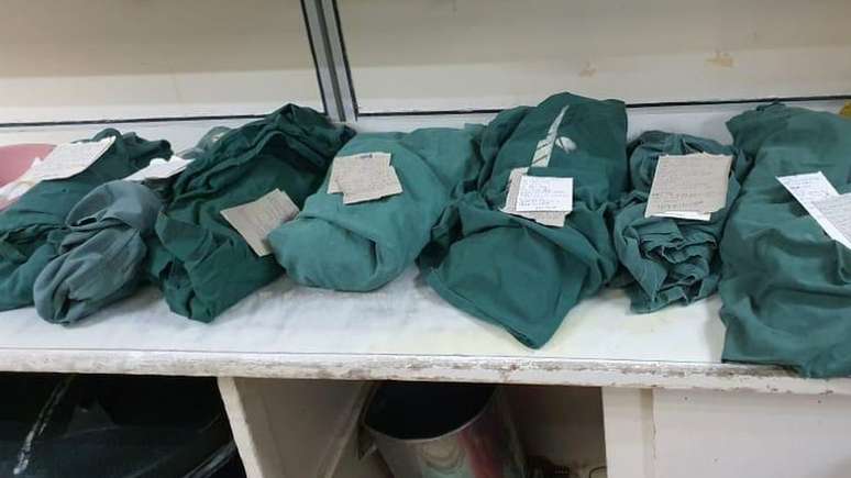 Um médico publicou no Twitter esta foto de corpos de bebês embalados em lençóis verdes