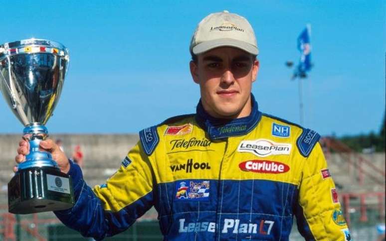 Fernando Alonso com trof&eacute;u na F-3000 