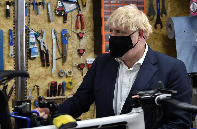 Premiê britânico, Boris Johnson, visita oficina de bicicleta em Beeston
28/07/2020 Rui Vieira/Pool via REUTERS