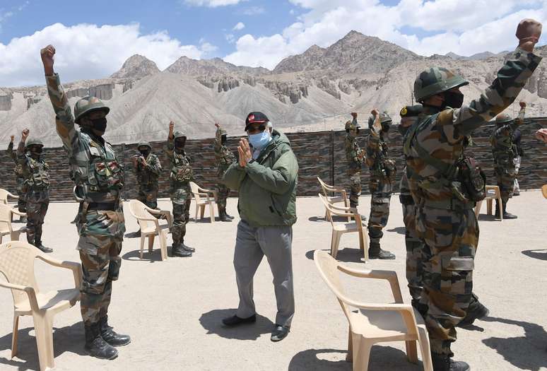 O primeiro-ministro da Índia, Narendra Modi, com soldados do exército durante sua visita à região do Himalaia, em Ladakh, em 3 de julho de 2020. Gabinete de informações à imprensa