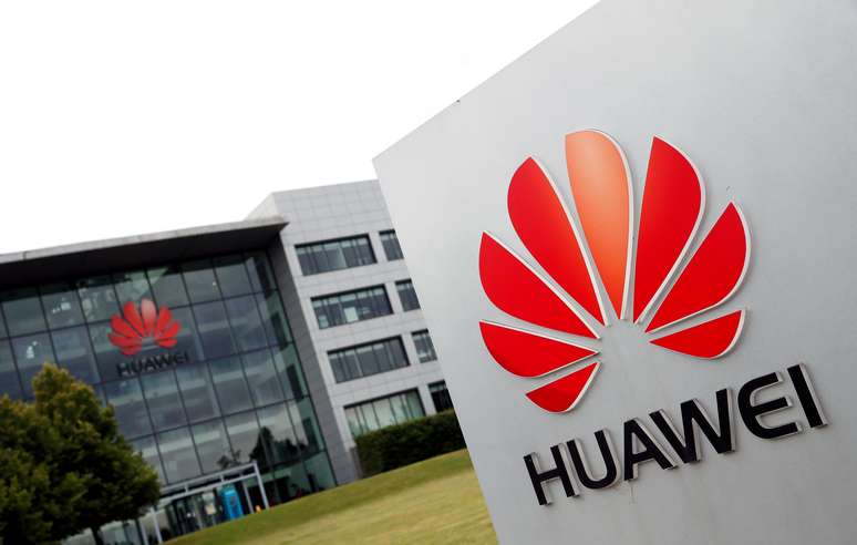 Logotipo da Huawei à frente de escritório da empresa. 14/7/2020. REUTERS/Matthew Childs