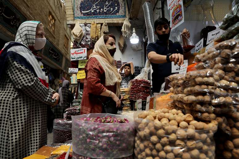 Pessoas compram alimentos em mercado de Teer&atilde;, Ir&atilde; 
08/07/2020
WANA (West Asia News Agency) Abdollah Heidari via REUTERS
