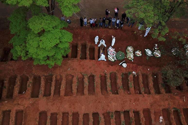Enterro no cemitério Vila Formosa, em São Paulo
16/07/2020
 REUTERS/Amanda Perobelli