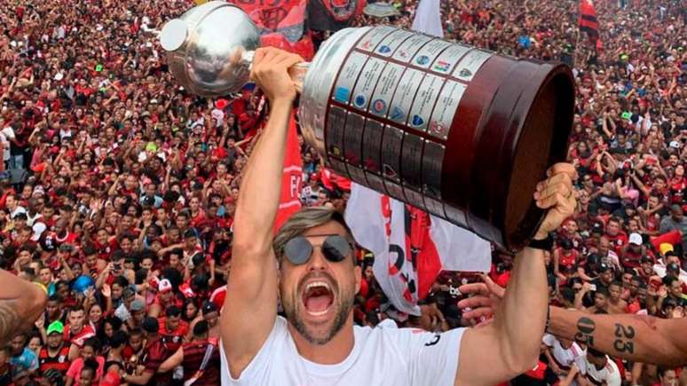 Diego levanta a taça da Libertadores, em meio à passeata no Centro do Rio (Foto: Reprodução / Instagram)