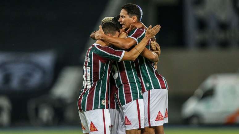 Jogadores comemoram após gol contra o Botafogo em amistoso (FOTO: LUCAS MERÇON / FLUMINENSE F.C.)