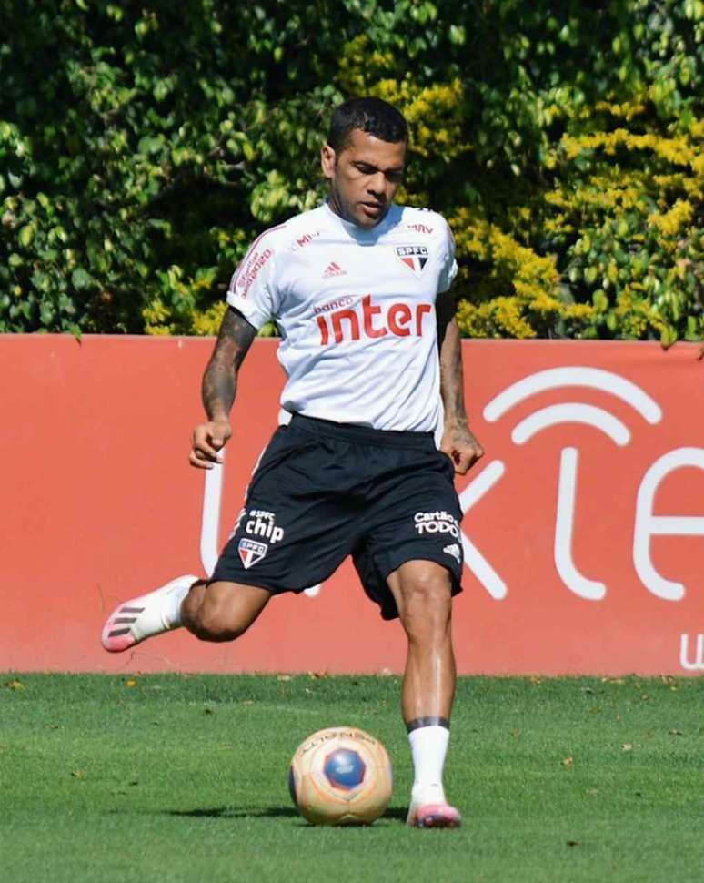 Daniel Alves durante treino do São Paulo - FOTO: Érico Leonan/saopaulofc.net