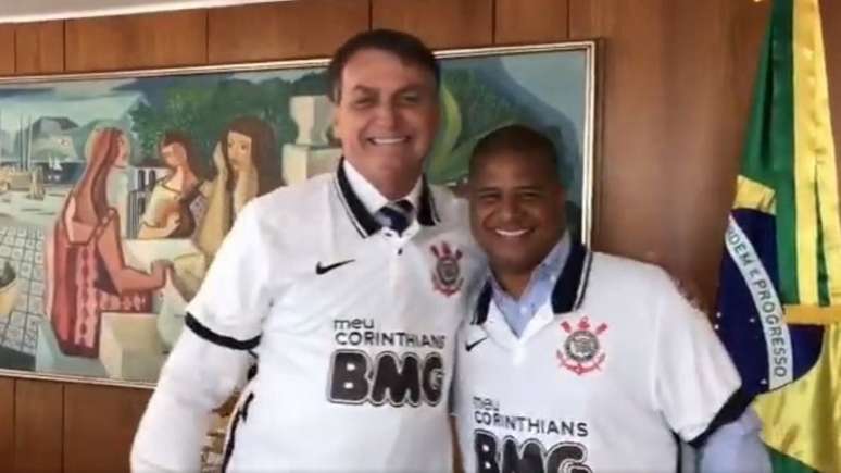 Na quarta, palmeirense Bolsonaro recebeu Marcelinho em Brasília e vestiu camisa do Corinthians (Foto: Reprodução/Facebook)