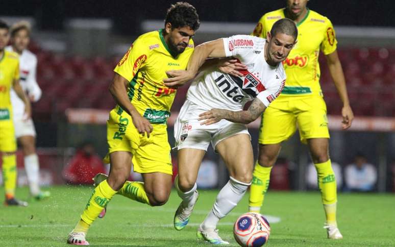 Pato deixou a dúvida novamente: vale quanto custa? Foto: Rubens Chiri/São Paulo