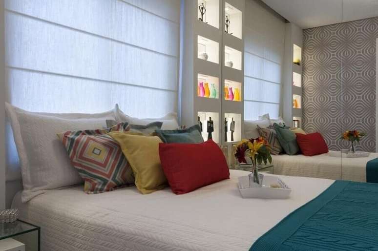 10. Invista em modelos coloridos de almofadas para cama em quarto com decoração em cores neutras – Foto: Adriana Fontana