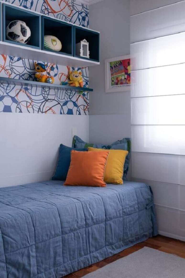2. Não tenha medo de ousar nas combinações de cores e estampas das almofadas para cama – Foto: Adriana Fontana