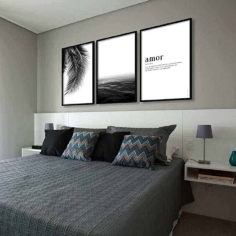13. Almofadas decorativas para quarto cinza moderno – Foto: AMMO Quadros