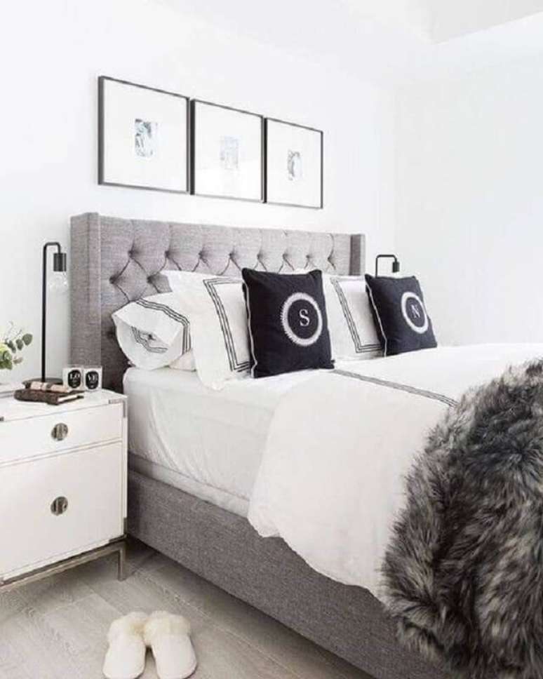 14. Decoração para quarto branco com almofadas decorativas para cama cinza – Foto: Futurist Architecture