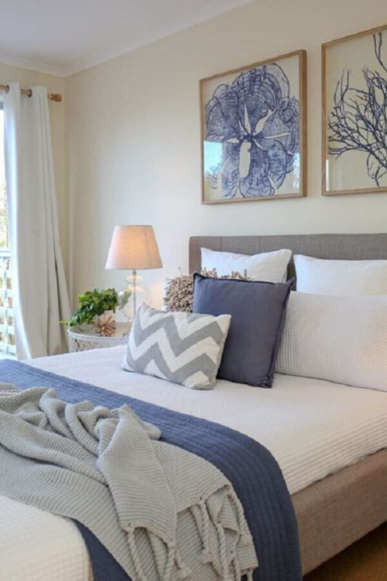 4. Almofadas para cama de casal em quarto azul e branco com cabeceira cinza – Foto: Pinterest